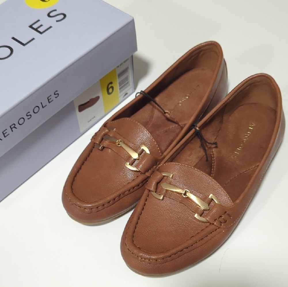 BN AEROSOLES Women's Tan Loafers with Gold Accent